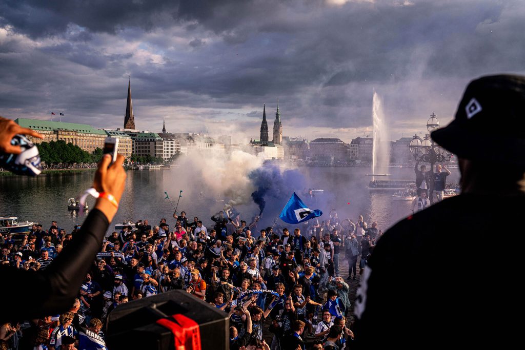 Fans an der Alster bei der Aufstiegsfeier